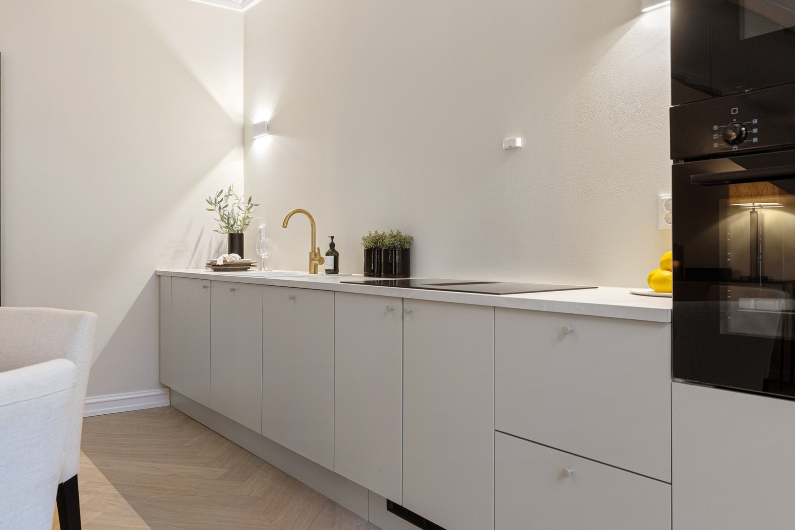 Innholdsrik hvitevarepakke med bl.a platetopp med integrert ventilator og 2 ovner (steke- og mikroovn). Galleribilde