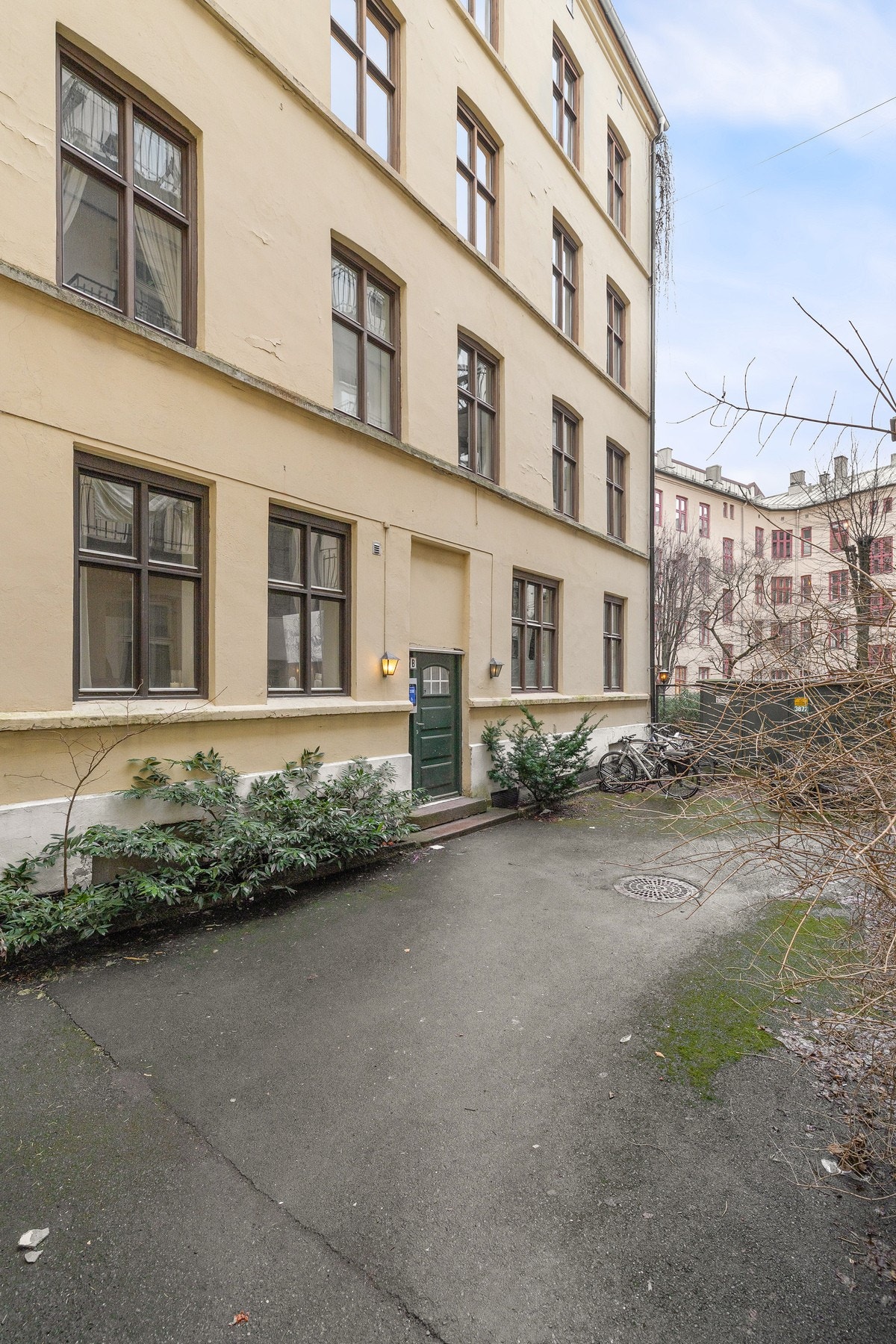 Rolig og skjermet bakgård med inngang til bygget. Galleribilde