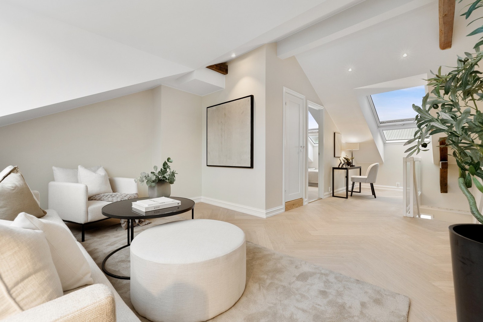 God takhøyde og fantastisk gjennomlys med vinduer på begge sider! Galleribilde