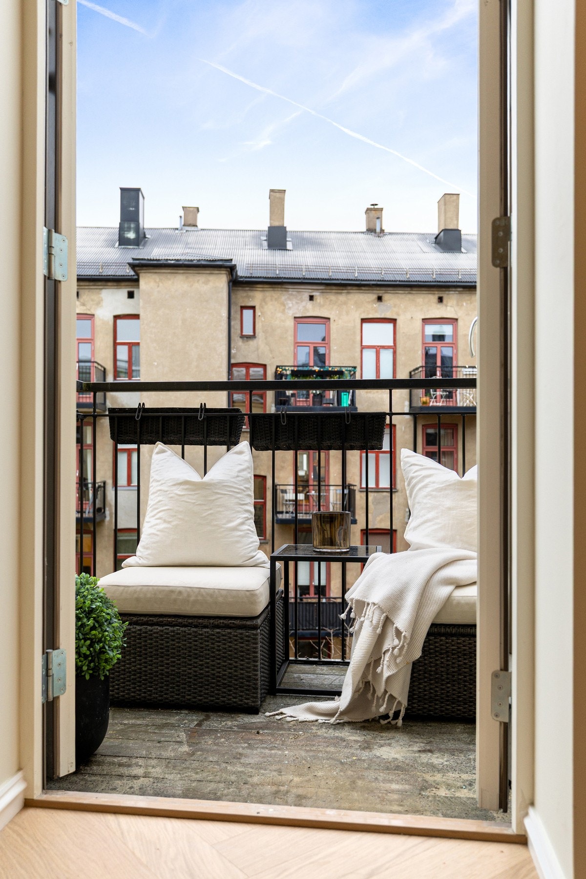 Fra rommet er det direkte utgang til en hyggelig nordvestvendt balkong på ca 3. kvm. Balkongen ligger skjermet til mot gårdsrom. Galleribilde