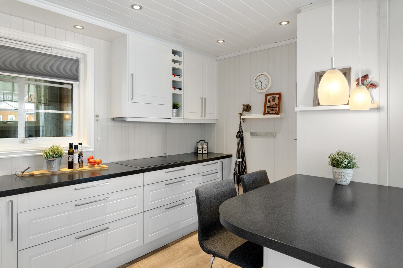 Moderne kjøkken med god benkeplass og praktisk innredning. Galleribilde