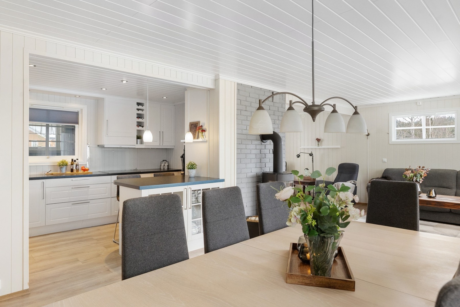 Fin plass for spisestue ved kjøkkenet - perfekt når du har gjester tilbords. Galleribilde