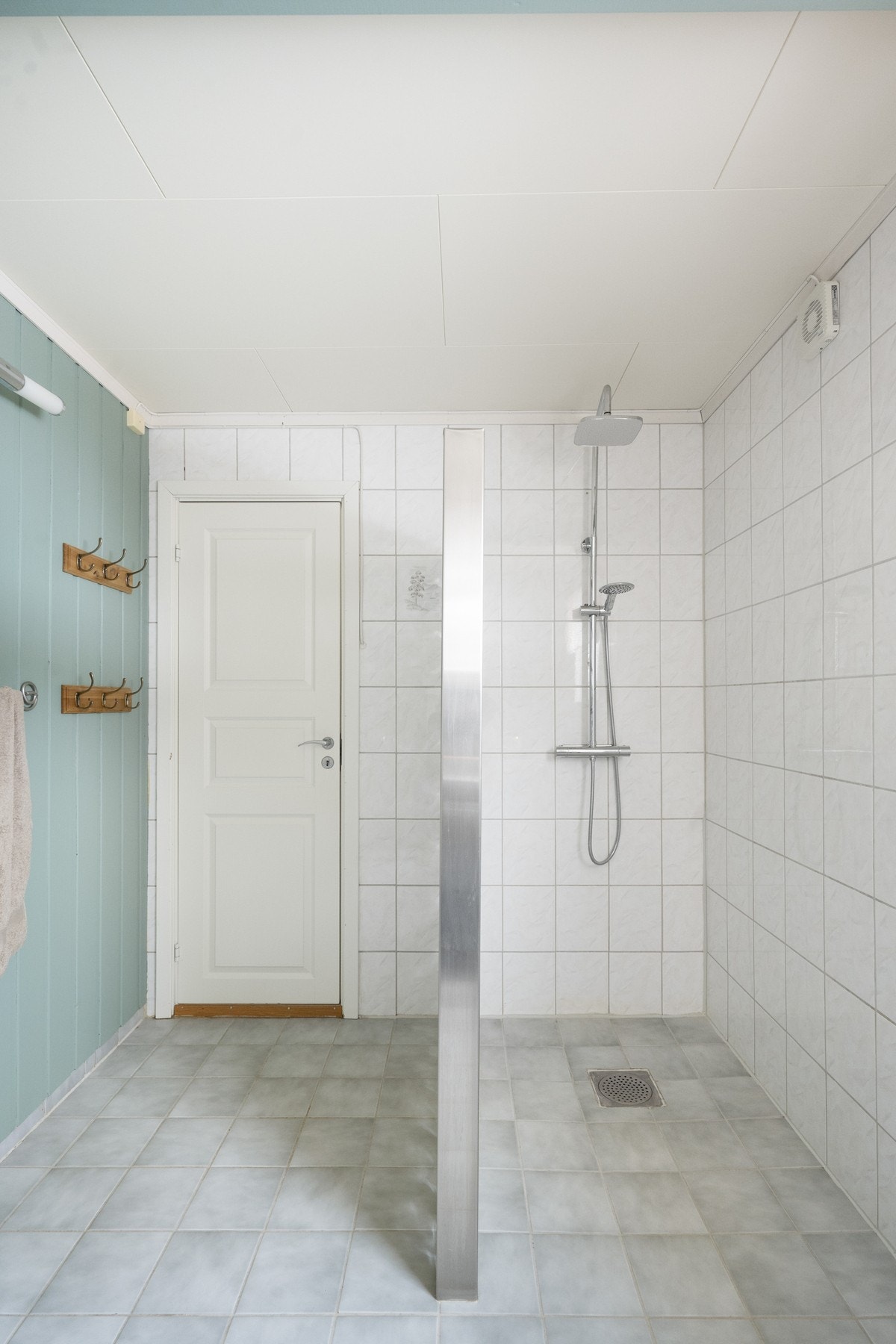 Dusjnisje med glassbyggerstein på badet. Galleribilde