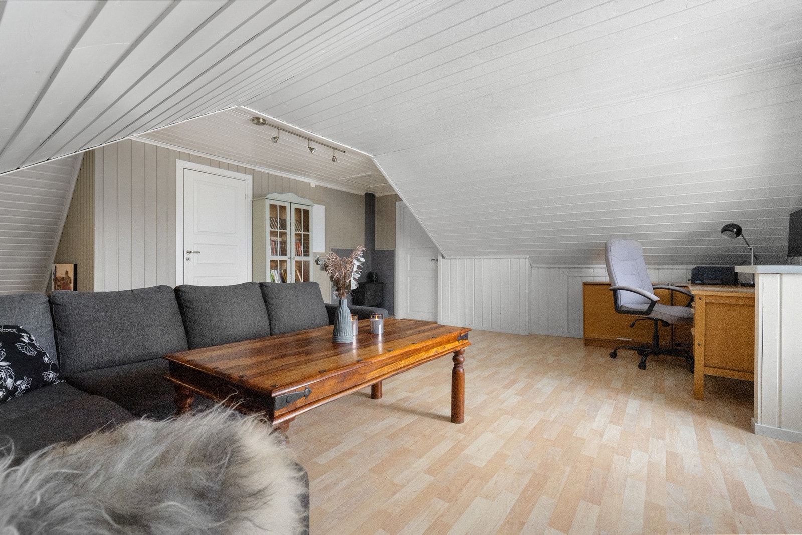 Bod i bakkant av loftsstua. Galleribilde
