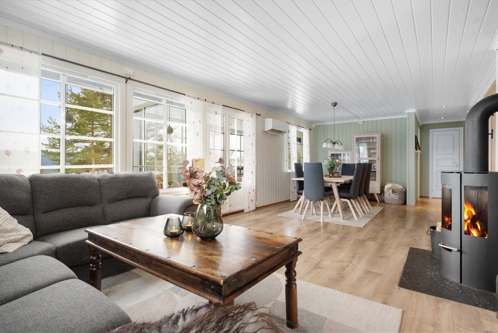 Romslig stue med peisovn og varmepumpe . Galleribilde