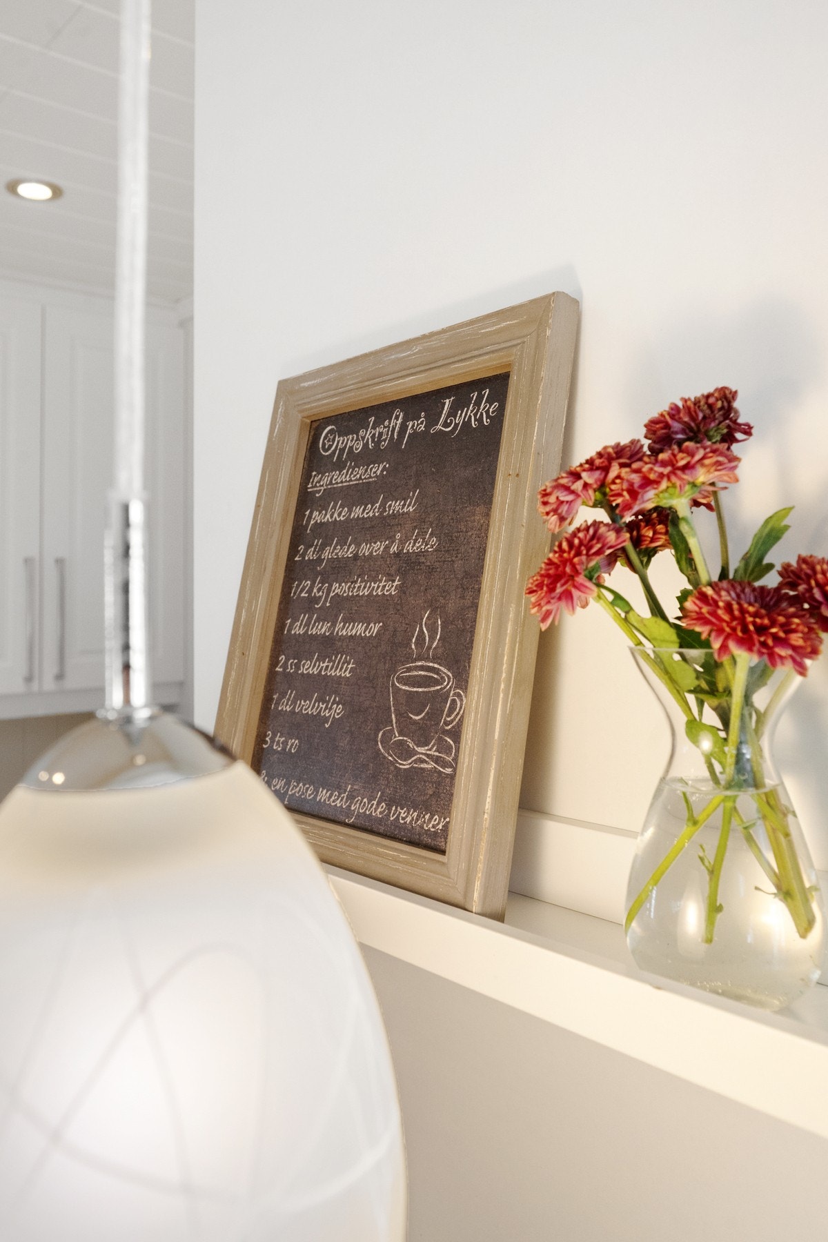 Detalj fra kjøkken med dekor og blomster. Galleribilde