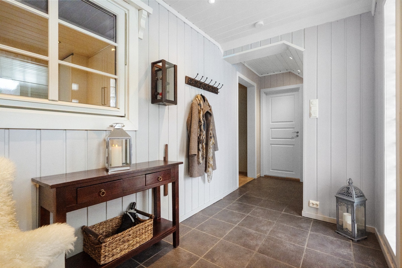 Entré med god plass til oppbevaring og garderobe. Galleribilde