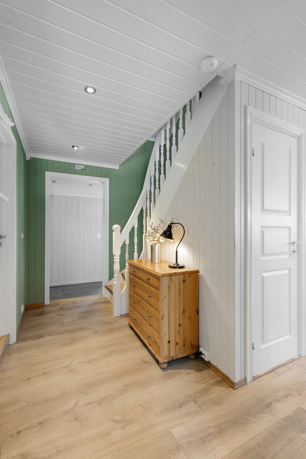 Gang med åpen trapp opp til 2. etasje. Galleribilde