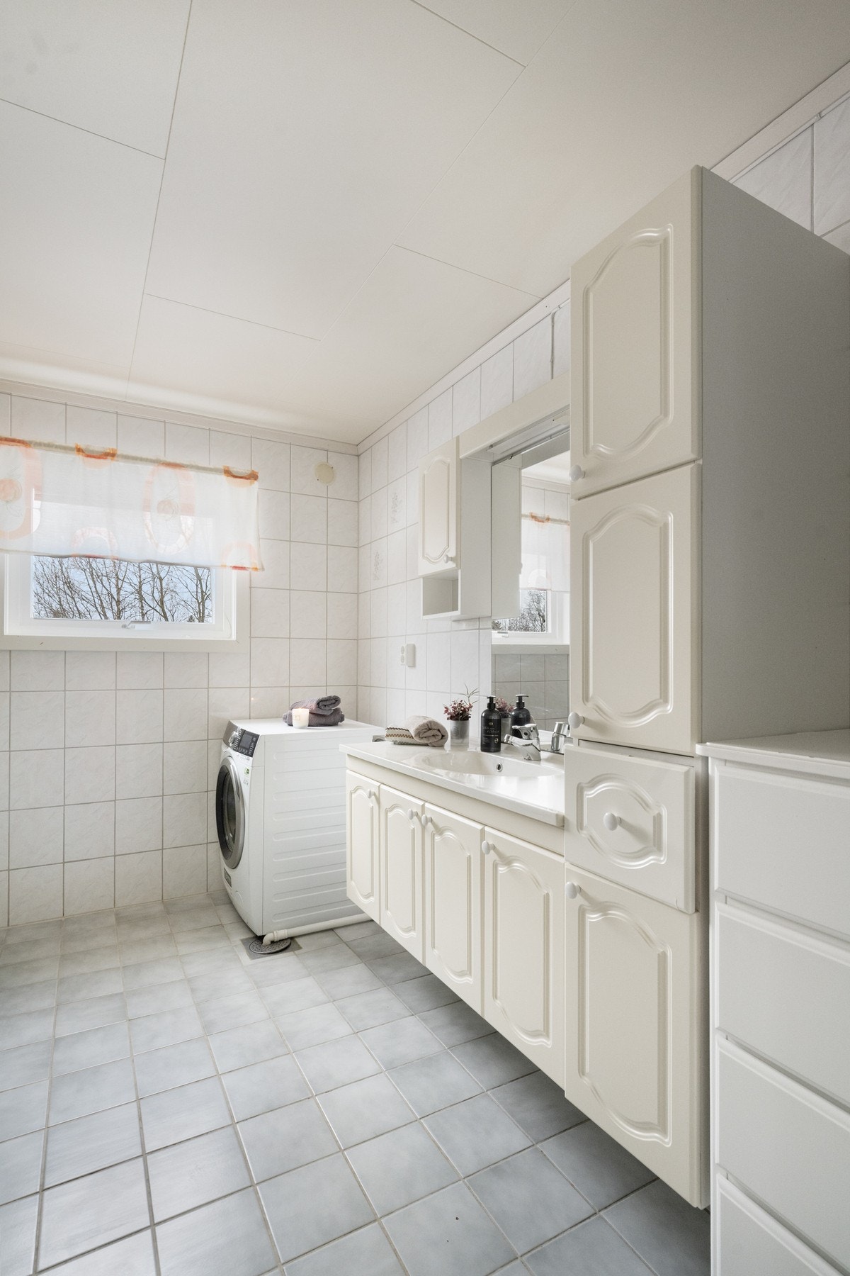 Romslig bad med baderomsinnredning og plass til vaskemaskin. Galleribilde