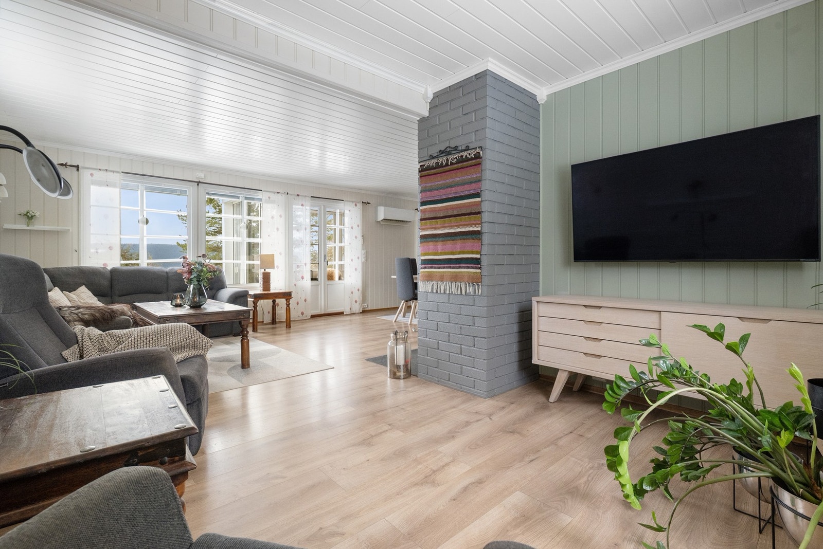 Store vinduer gir godt med lys inn - utgang til verandaen Galleribilde