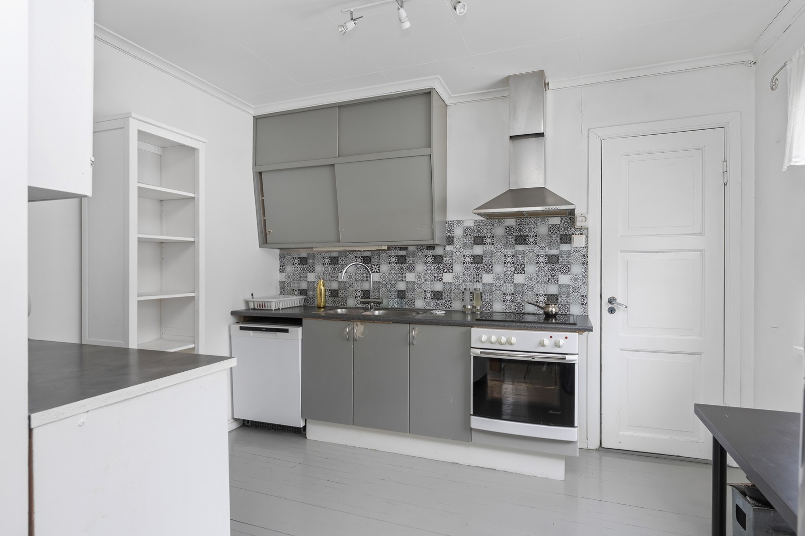 Eldre malt kjøkkeninnredning. Galleribilde