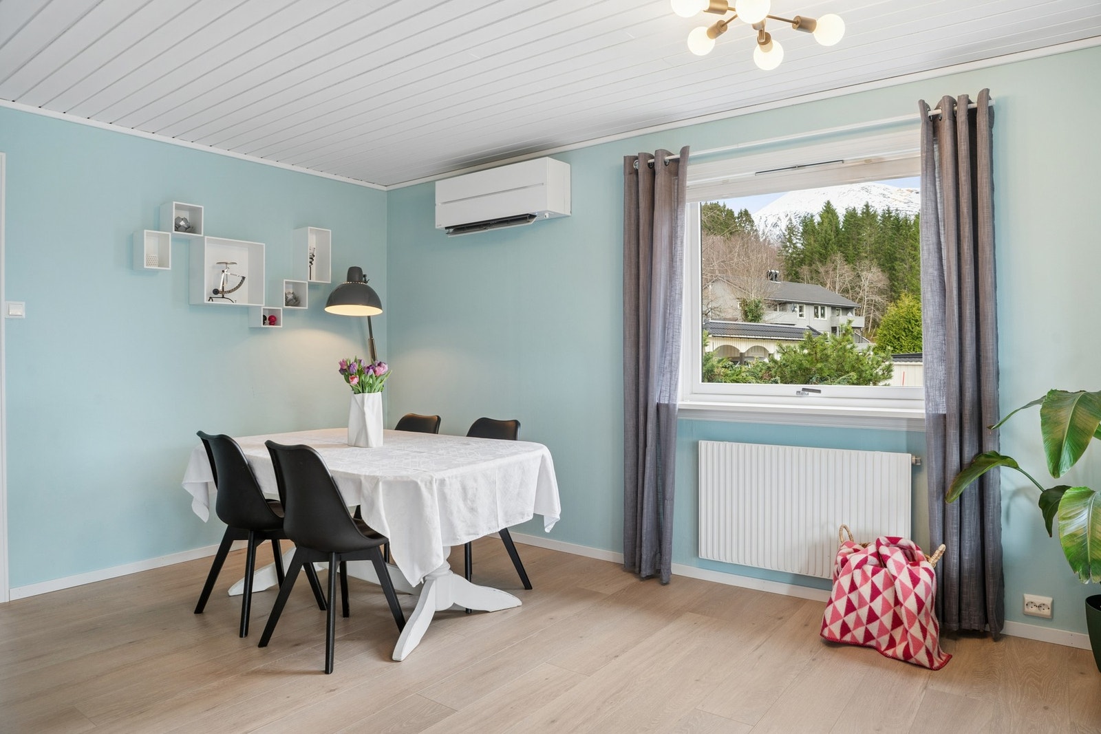 Stuen er romslig og det er plass til flere sittegrupper Galleribilde