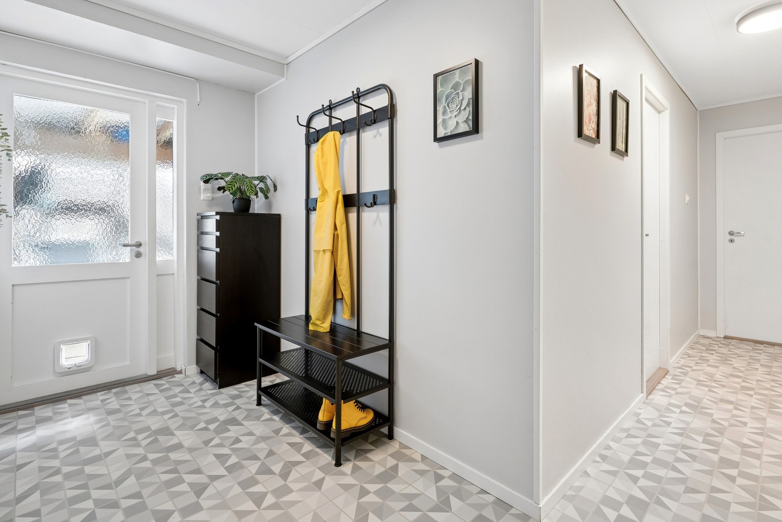 Gang i u.etg - med egen utgang til terrasse og hage Galleribilde