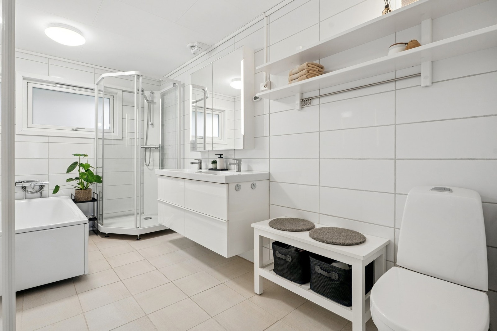 Badet i h.etg fikk ny baderomsinnredning i 2019 Galleribilde