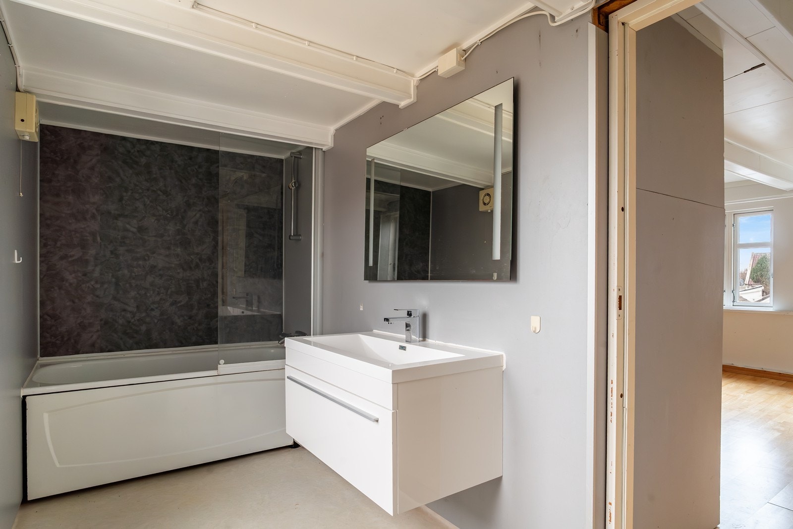 Badet har nyere servant i møblement, speil m. belysning. Galleribilde