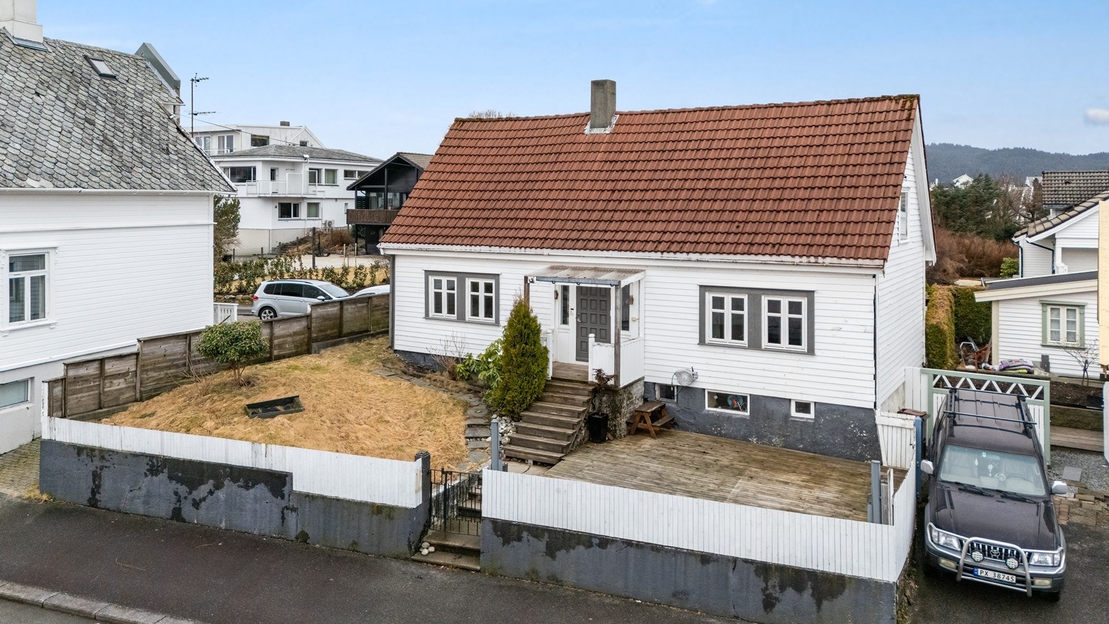 Sentrumsnær enebolig over 2 plan + kjeller med fin planløsning og hage. Galleribilde