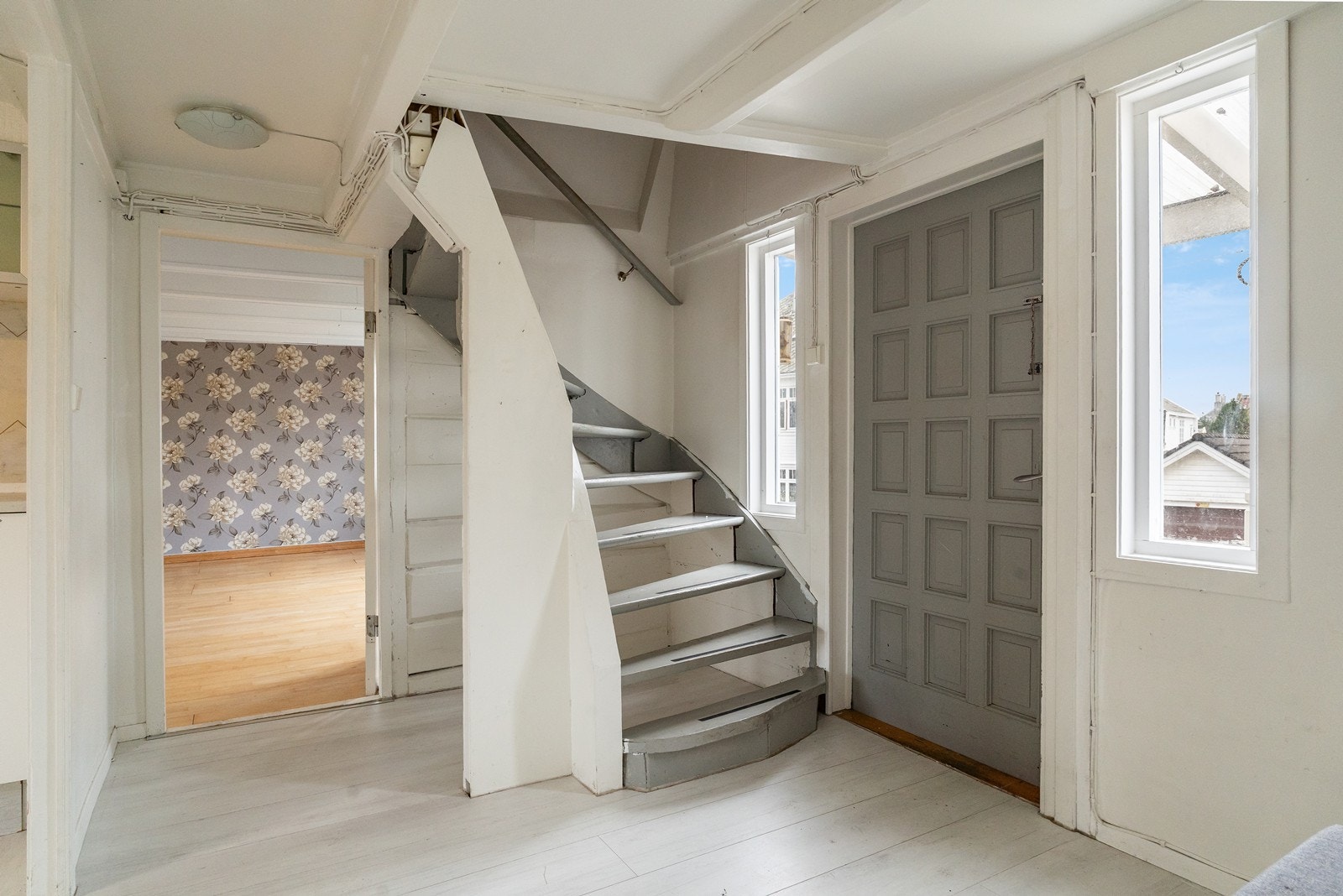 Flott, original ytterdør er tatt vare på, og skaper sjel i huset. Galleribilde