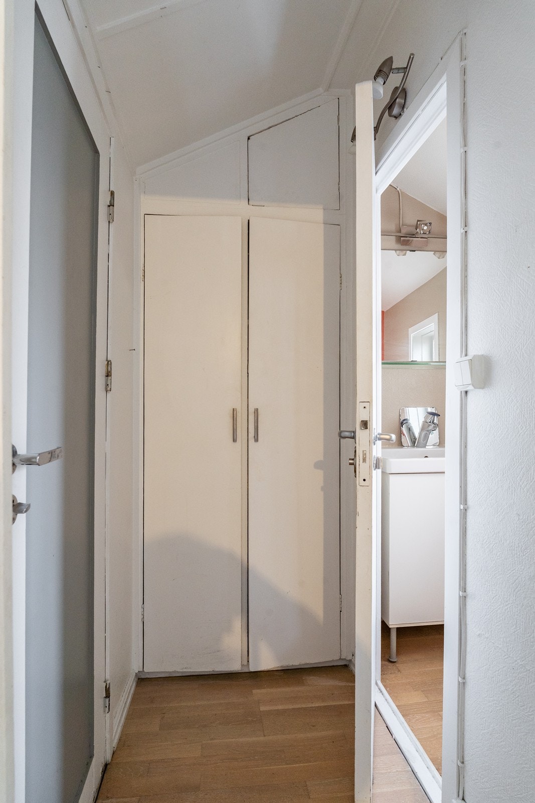 Innebygde skaper i vegg. Galleribilde