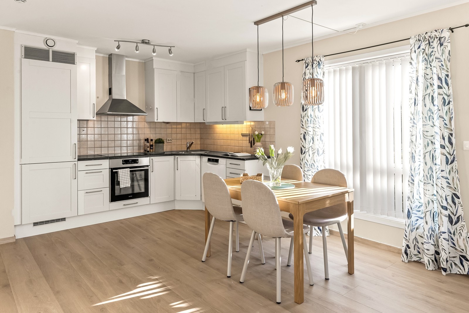 Kjøkkeninnredning fra byggeåret 2008 med profilerte fronter, laminatbenkeplate og integrerte hvitevarer. Galleribilde