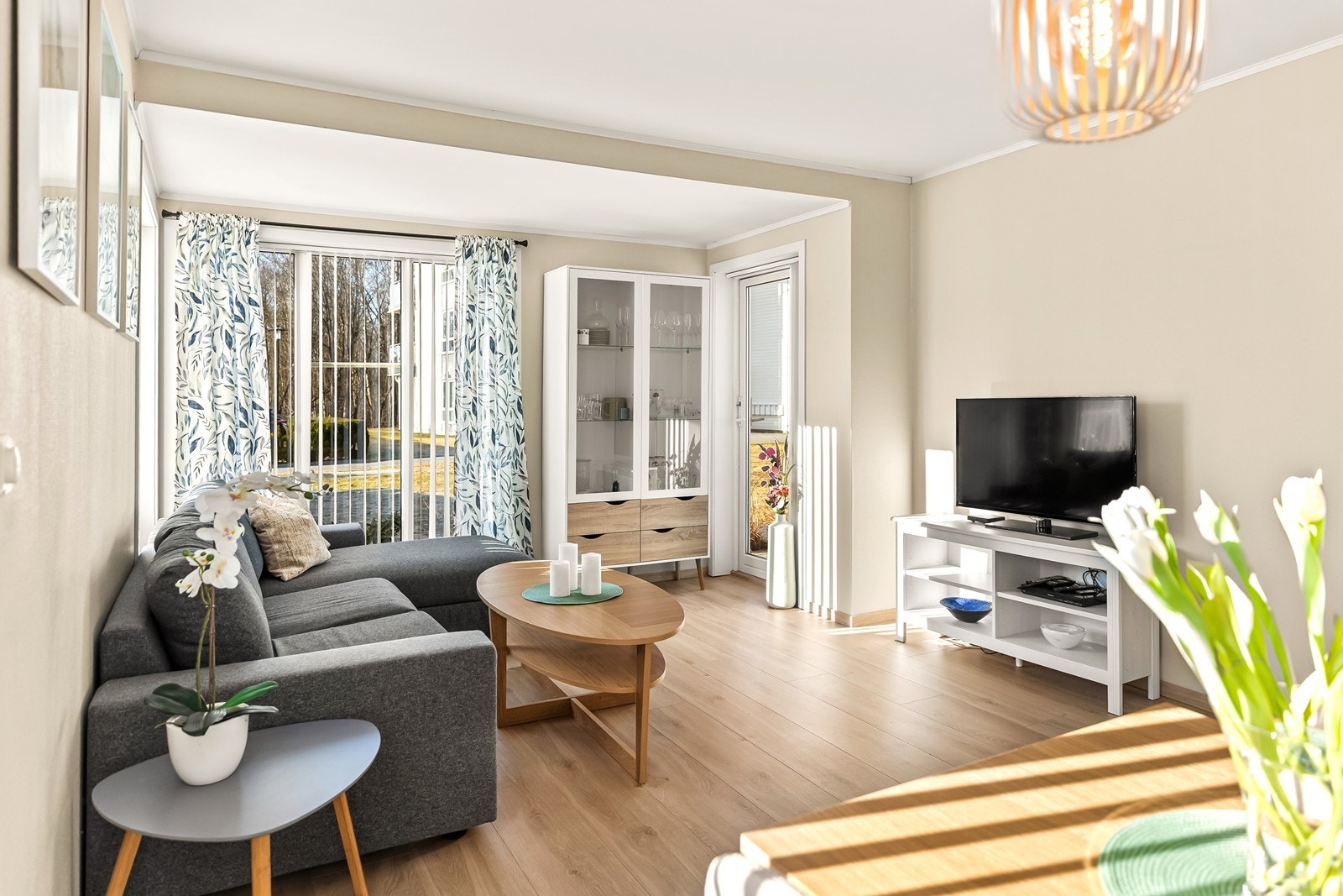 Stuen har god plass til en hyggelig sofagruppe og det er enkel adkomst ut til terrassen. Galleribilde