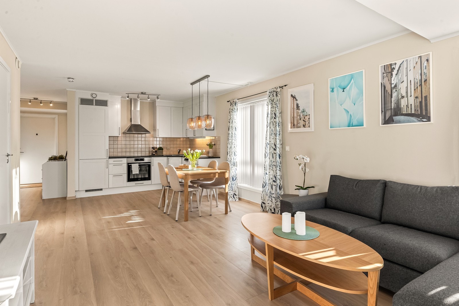 Det åpne allrommet i leilighetens 62 m² har balansert ventilasjon som sikrer et sunt inneklima. Galleribilde