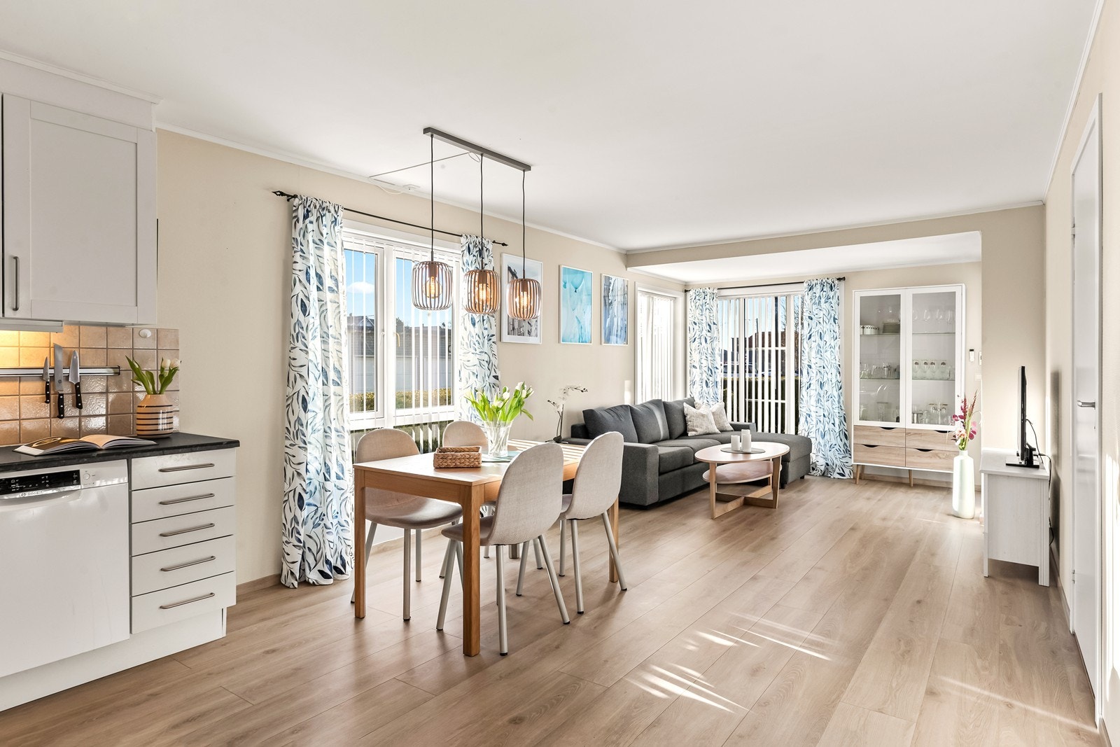 Leiligheten har en åpen og sosial planløsning med nytt laminatgulv fra 2023/2024 og gjennomgående vannbåren gulvvarme. Galleribilde