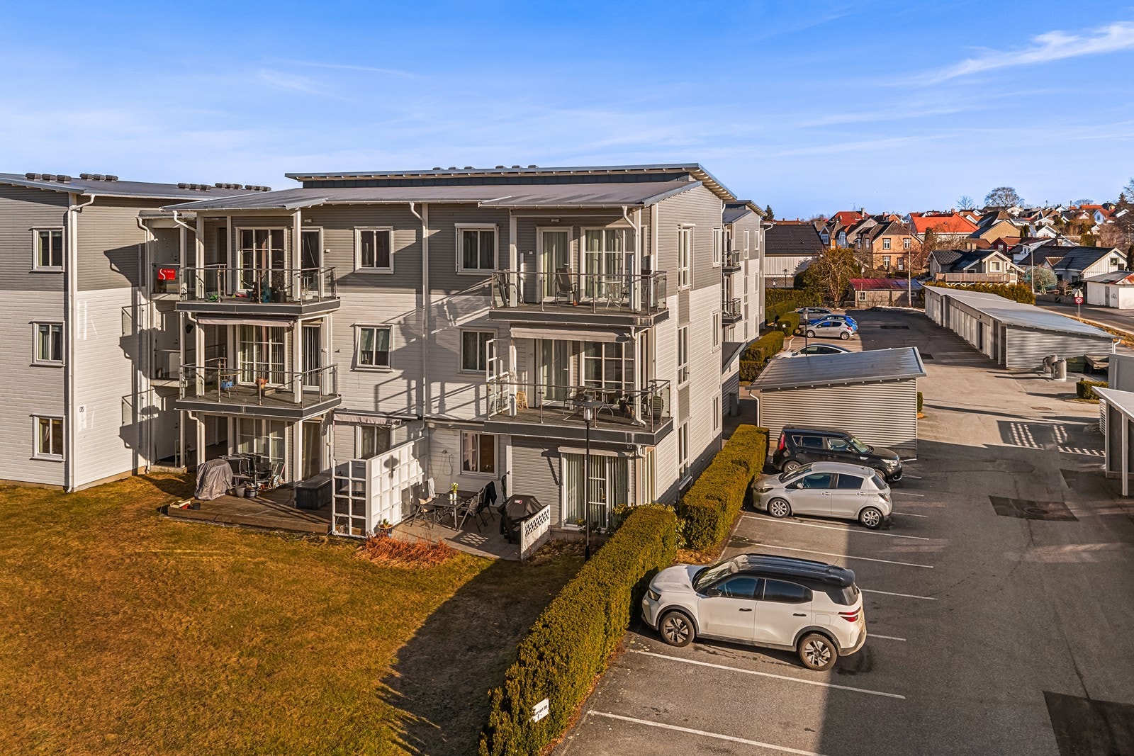 Til leiligheten medfølger en fast plass i carportanlegget, samt en utvendig bod på 5 m². Galleribilde