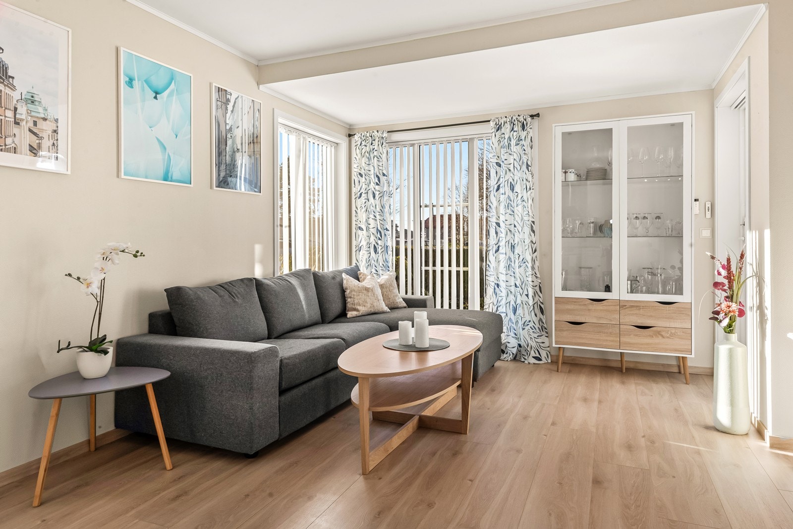 Fra stuen er det direkte utgang til en solrik markterrasse på 12 m². Galleribilde