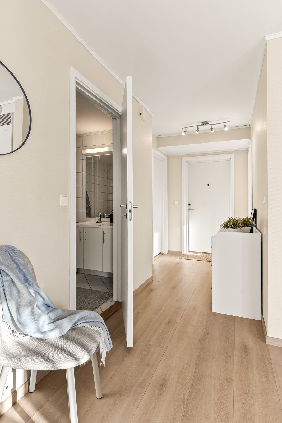 En lys entré ønsker velkommen og binder sammen leilighetens rom. Galleribilde