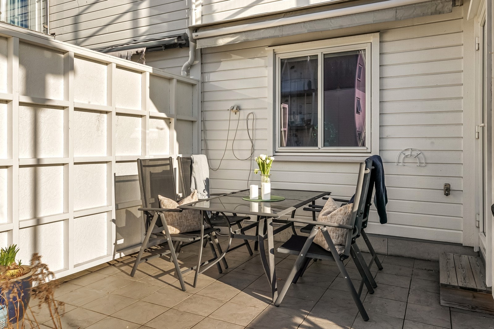 Markterrassen på 12 m² er flislagt og gir god plass til en utendørs sittegruppe. Galleribilde