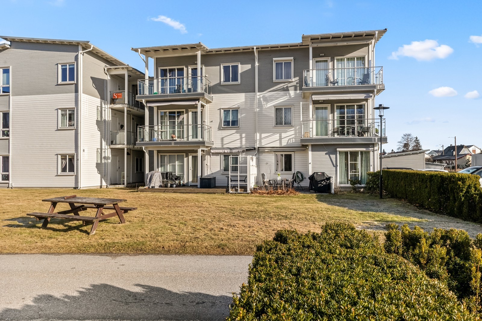 Hjørneleiligheten ligger i første etasje i et bygg fra 2008, med fasader i liggende trekledning. Galleribilde