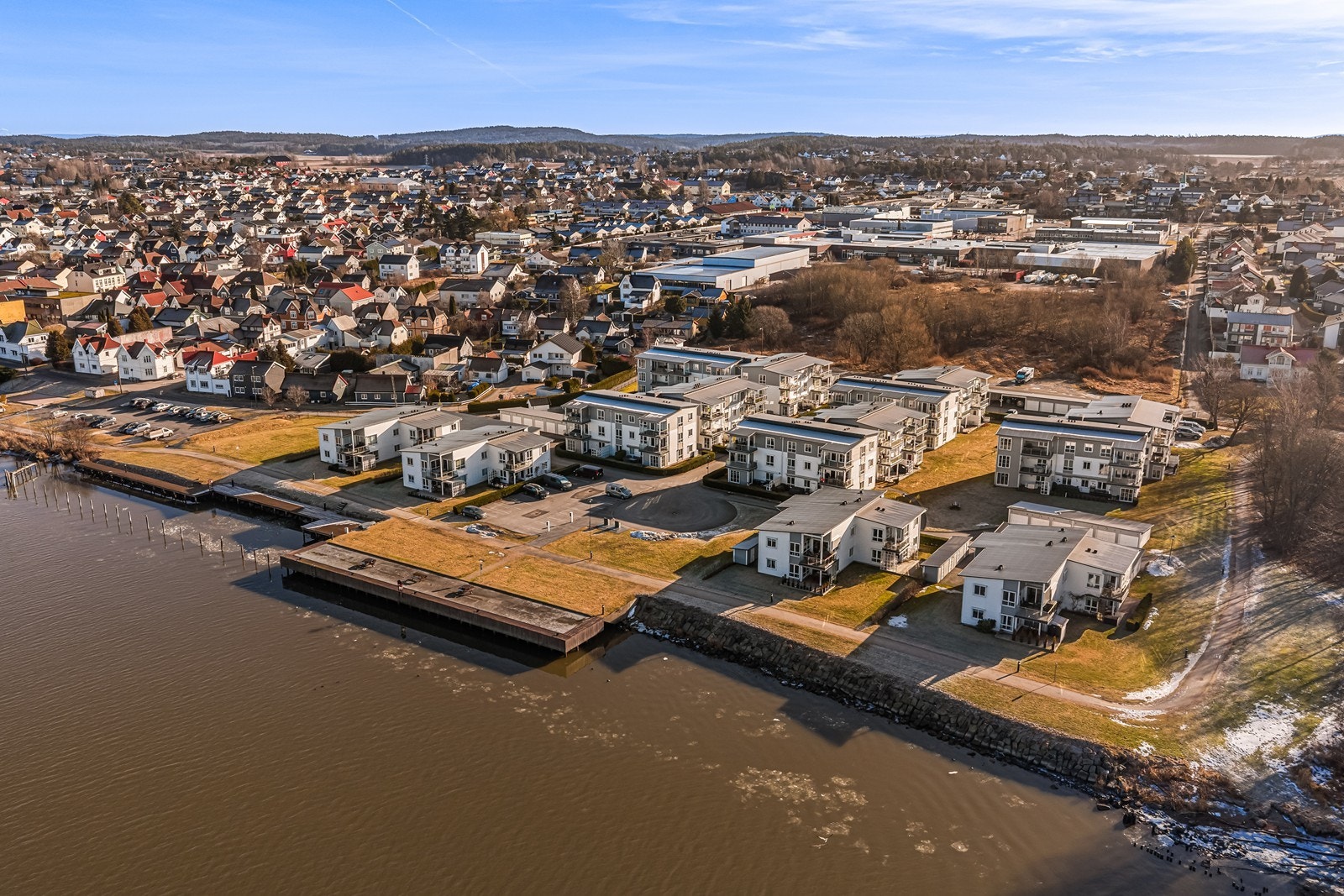 Området har et godt kollektivtilbud, med bussholdeplass kun to minutters gange unna. Galleribilde