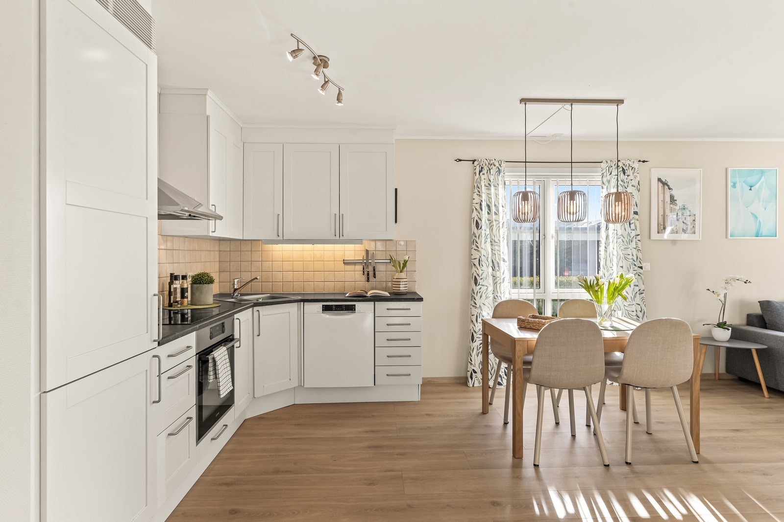 Kjøkkenet er praktisk utformet og utstyrt med integrert stekeovn, platetopp og kjøl-/fryseskap. Galleribilde