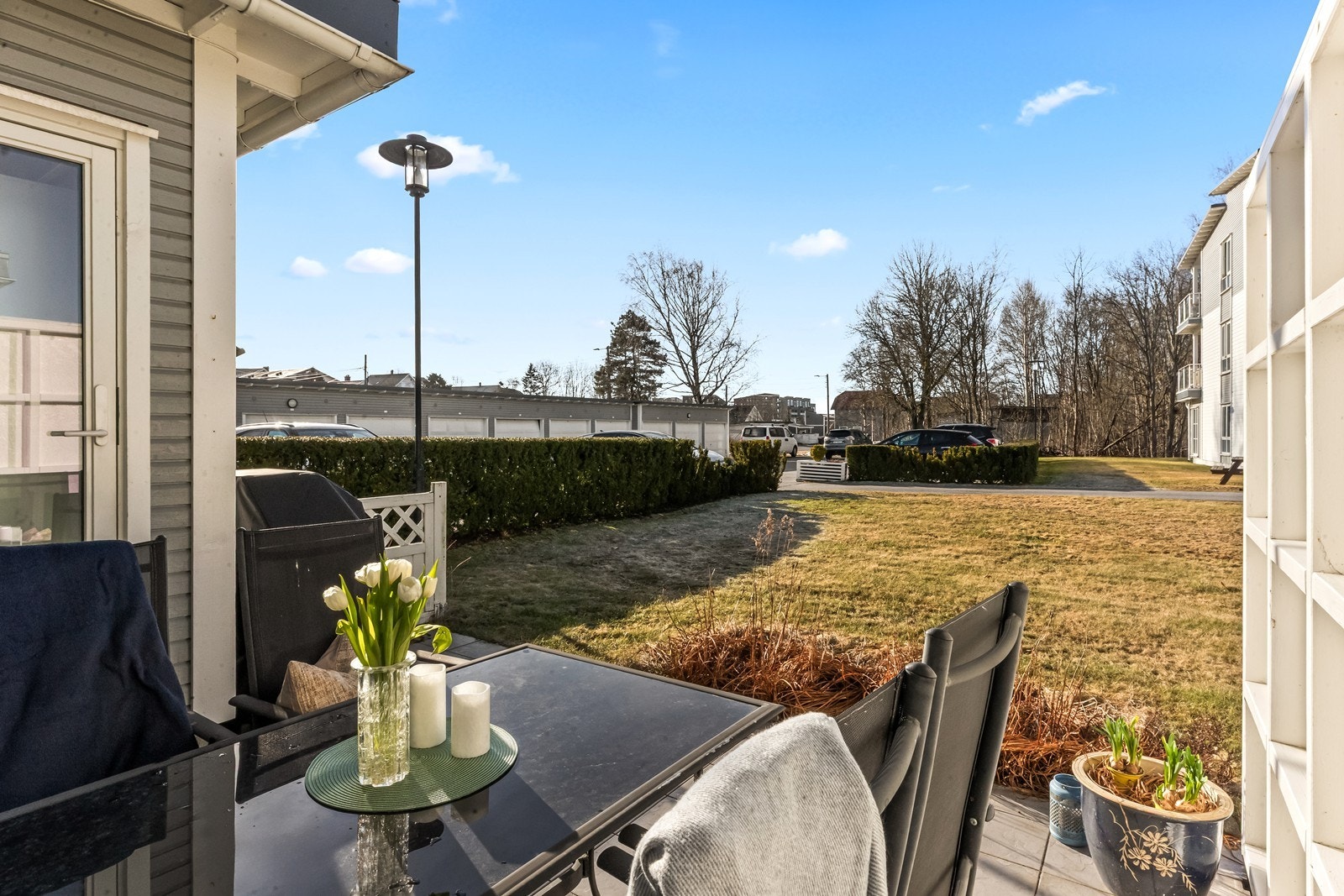 Den solrike uteplassen ligger skjermet til med en hekk mot fellesområdene. Galleribilde