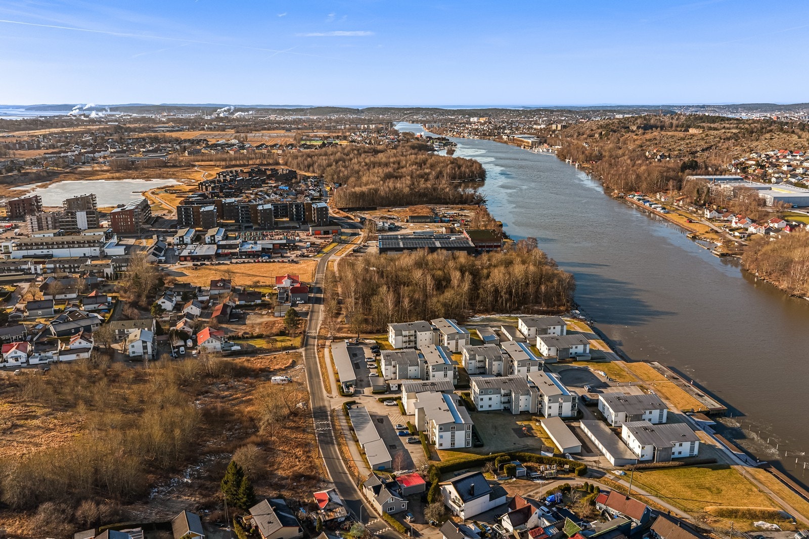 Borettslaget Elvebredden I har en attraktiv beliggenhet ved Glommas bredder på Sellebakk. Galleribilde