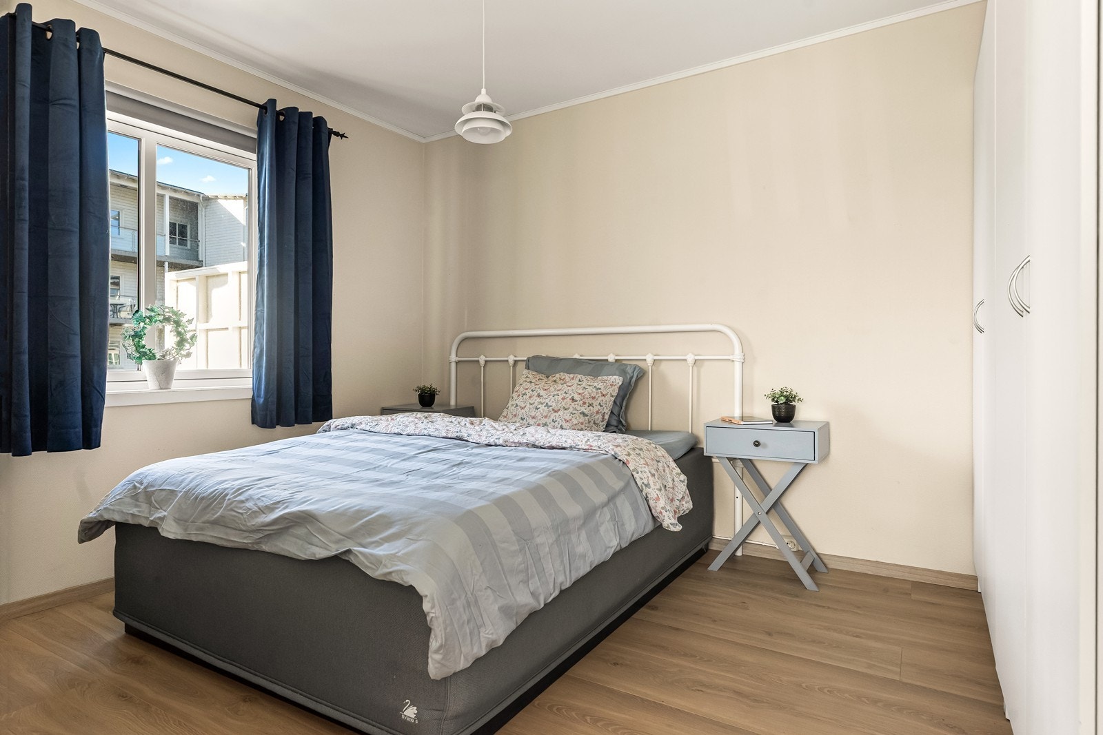 Hovedsoverommet har garderobeskap for oppbevaring og nytt laminatgulv som ble lagt i 2023/2024. Galleribilde