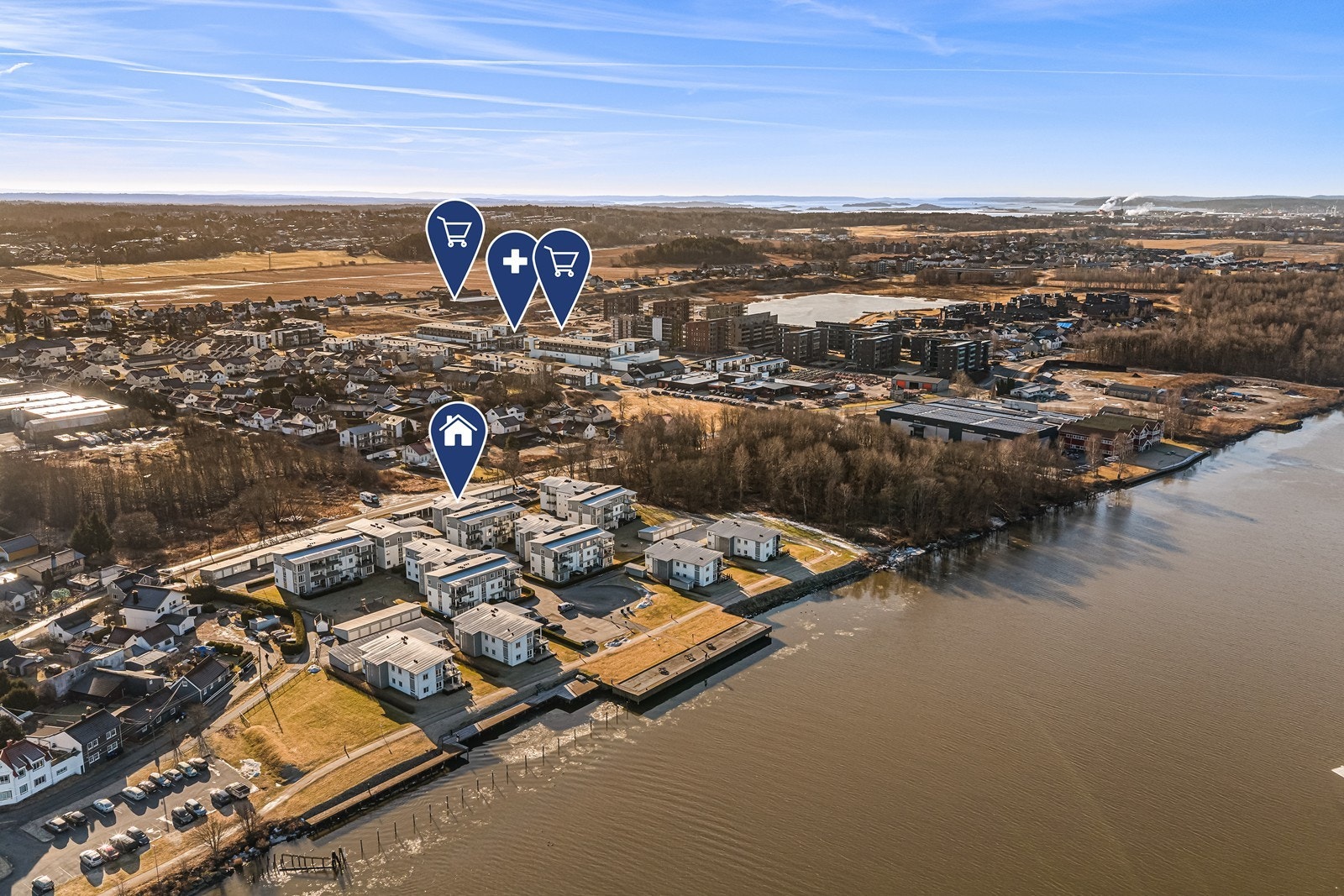 Kort vei til dagligvarebutikker som Rema 1000 og Coop Extra, begge innen 7 minutters gange. Galleribilde