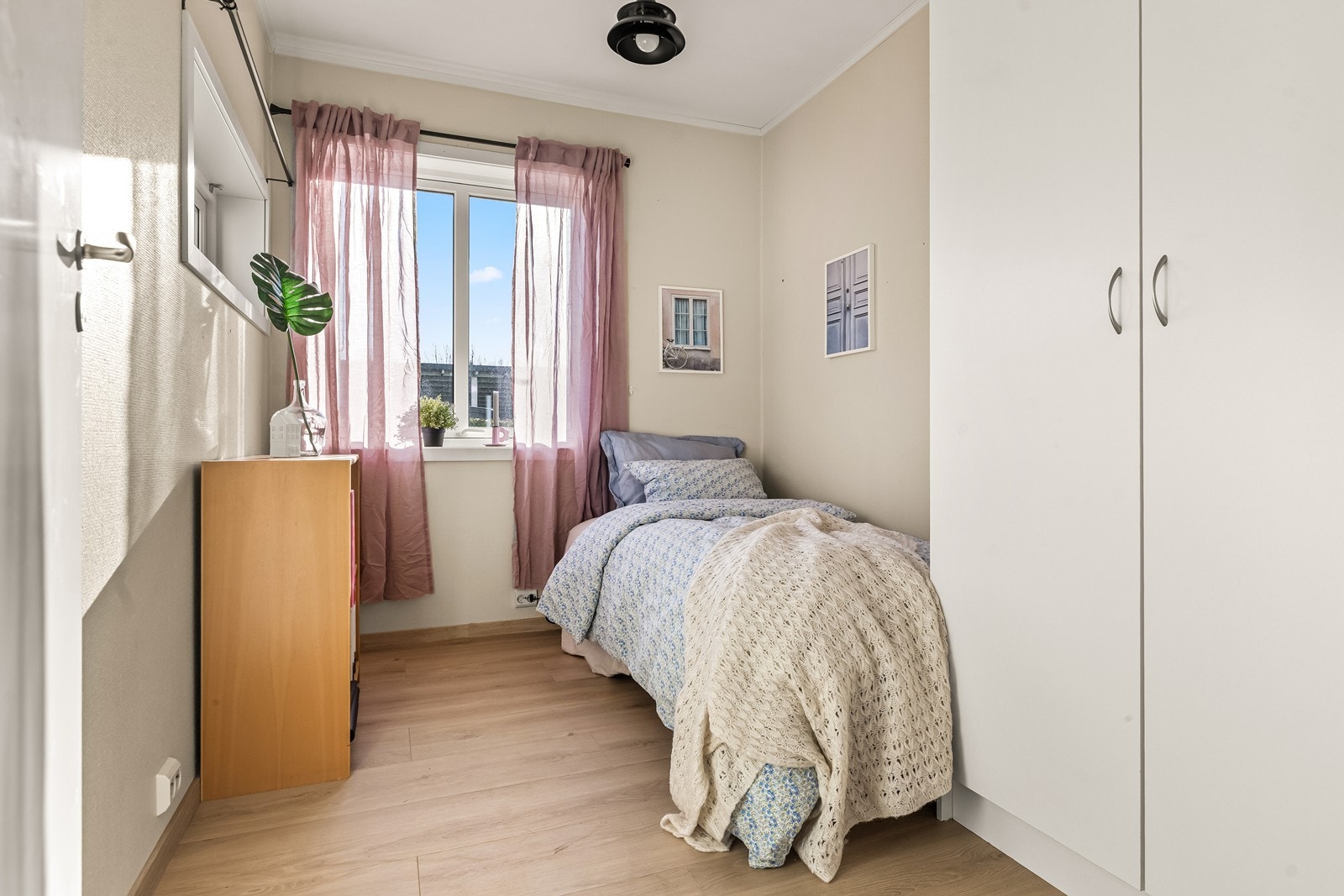 Leilighetens andre soverom egner seg godt som barnerom, gjesterom eller kontor, og har også garderobeskap. Galleribilde