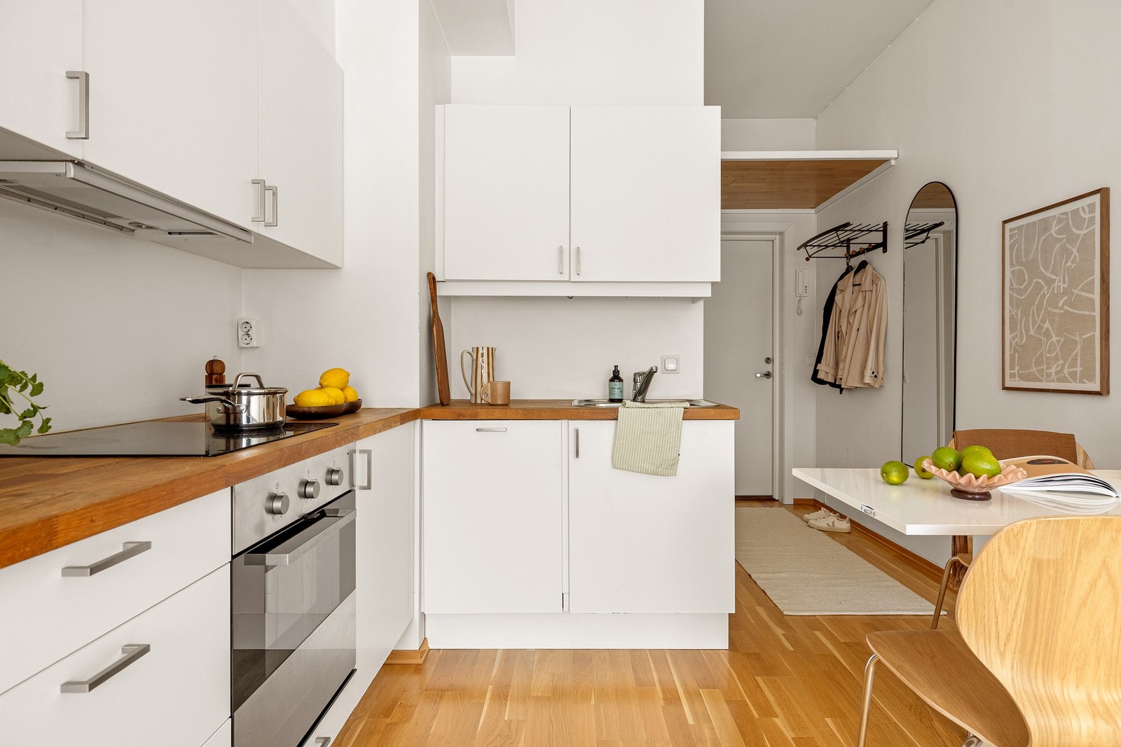 Over inngangsdøren er det bygget en smart hemsløsning som gir ekstra lagringsplass. Galleribilde