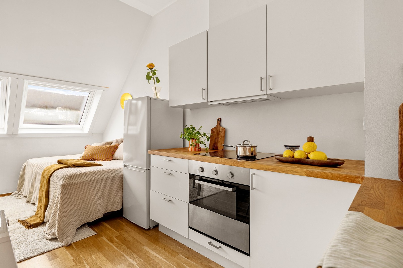 Vi beveger oss videre inn til stuen, som ligger i åpen løsning med kjøkkenet. Galleribilde