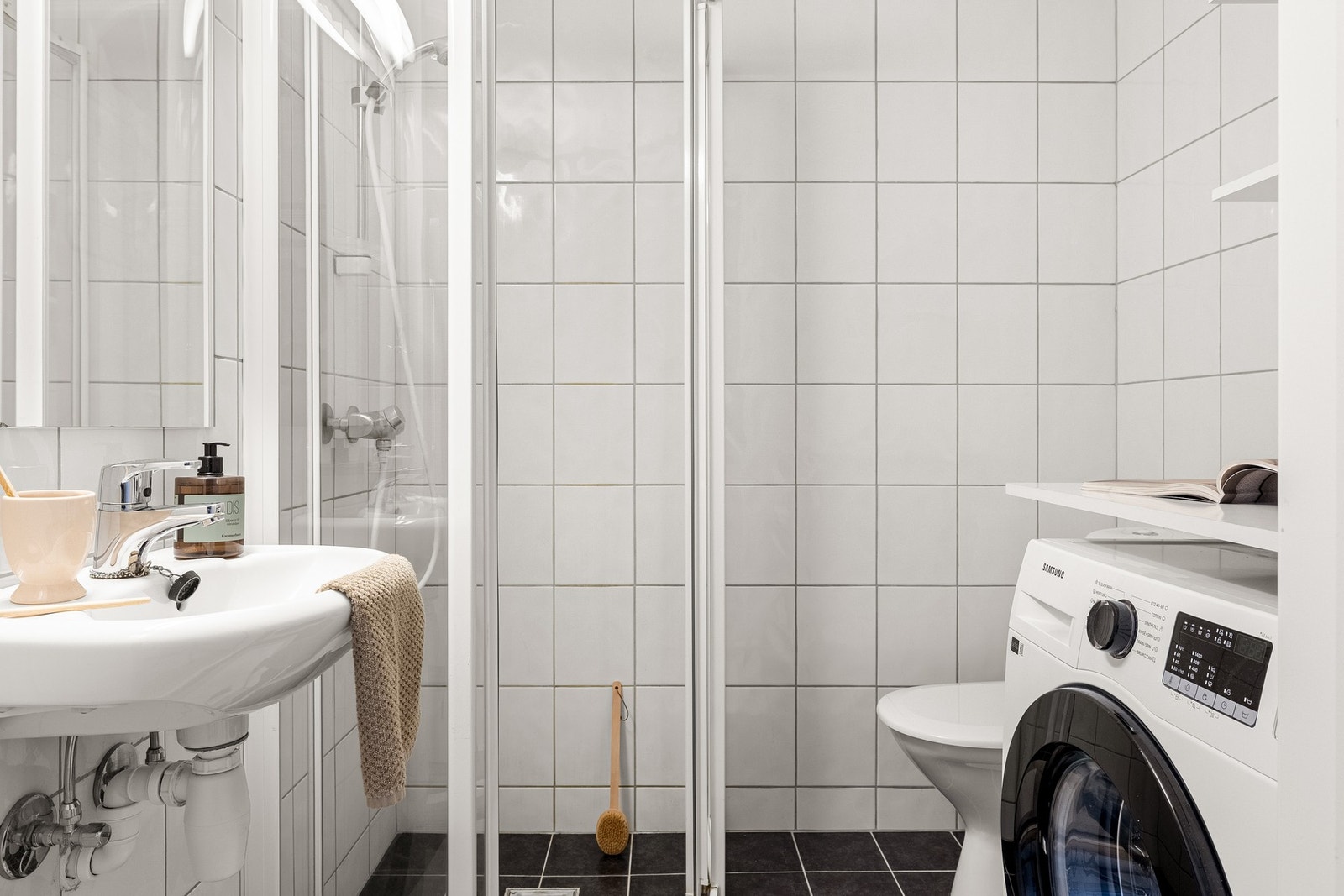 Til høyre for entréen ligger badet på 2,9 kvm - som er helfliset med varmekabler i gulv. Antatt fra perioden 2006-2008 Galleribilde