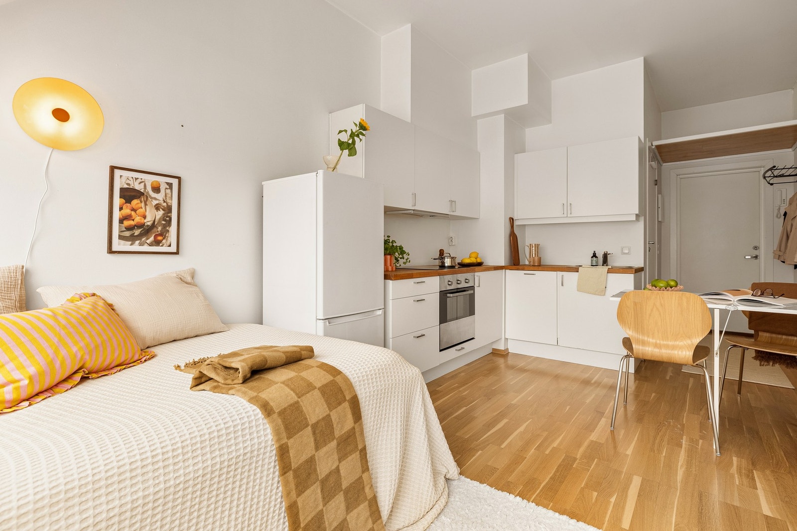 Rommet måler totalt 14,9 kvm og preges av lyse overflater og svært god takhøyde. Galleribilde