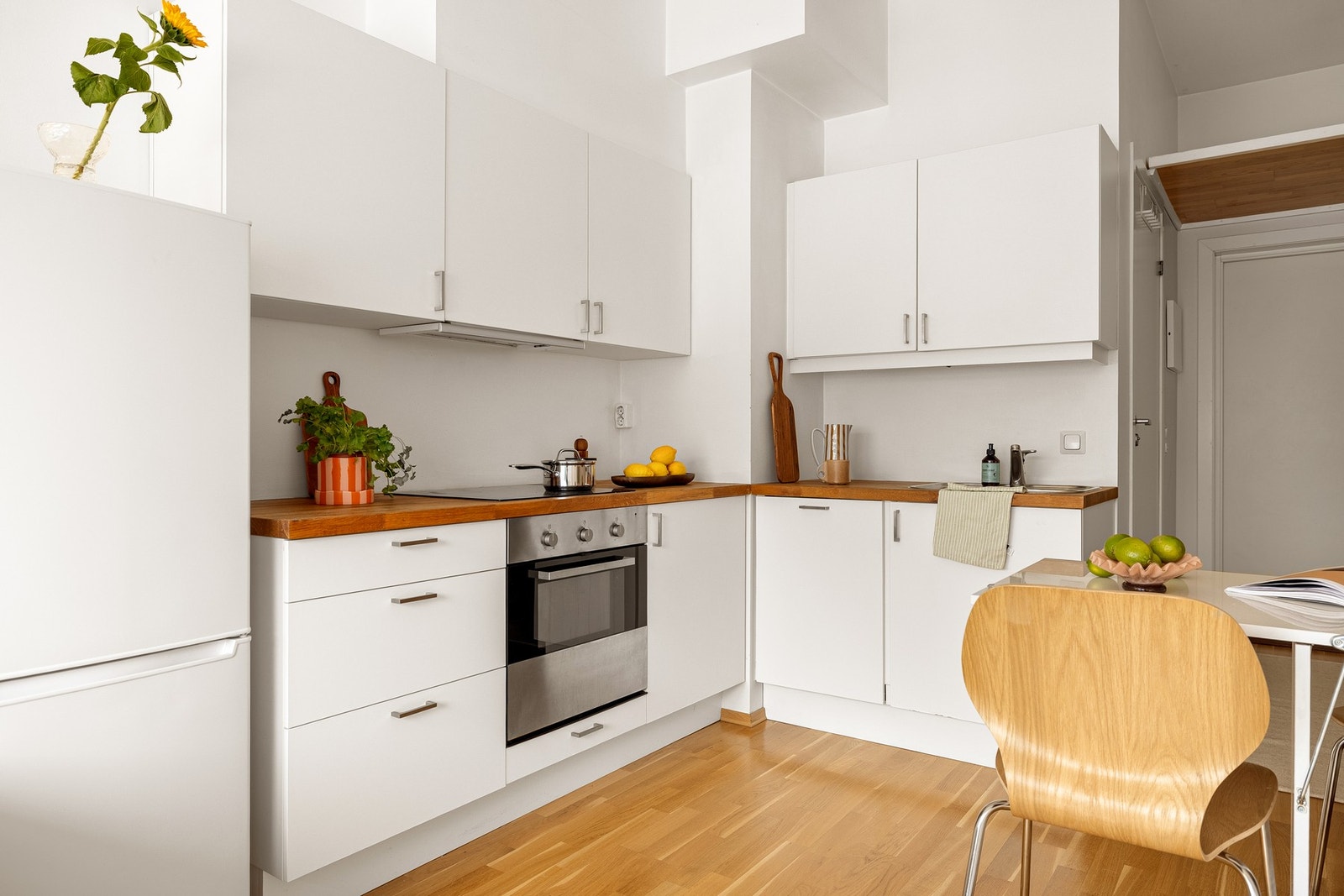 Tidløs kjøkkeninnredning med heltre benkeplate. Det er montert Aquastop på kjøkkenet. Galleribilde