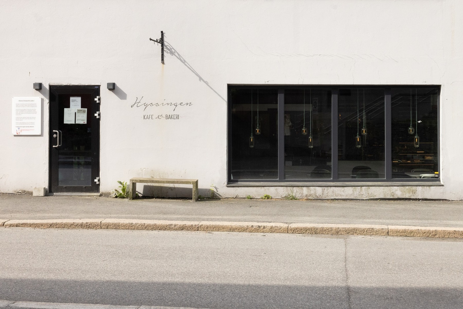 Hyssingen Cafe & bakeri rett over veien. Galleribilde