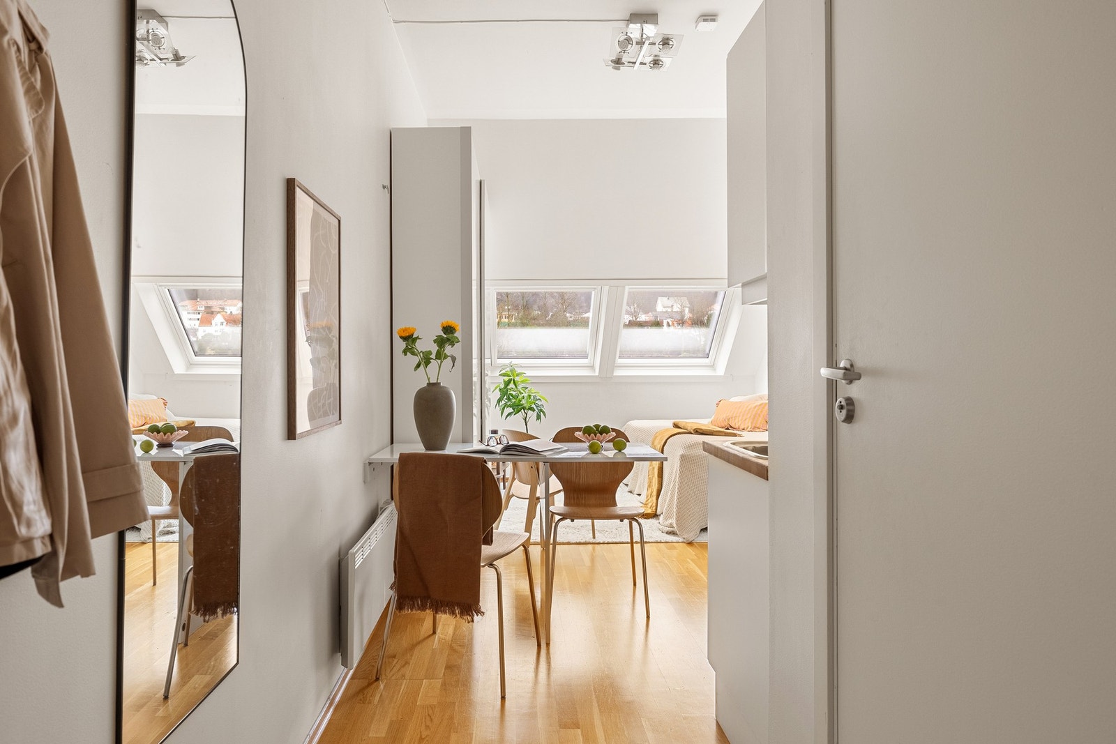 Velkommen inn! Vi starter i entréen på 2,7 kvm med god plass til å innrede med knaggrekke og skostativ. Galleribilde