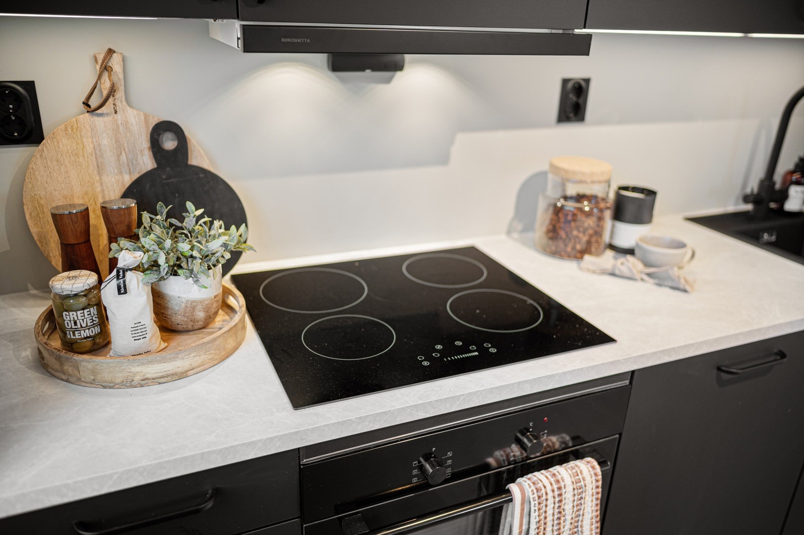 Kjøkkenet er montert i 2025. Av integrerte hvitevarer som medfølger i handelen har du kjøl/fryseskap, platetopp, stekeovn og oppvaskmaskin. Over stekesonen finner du komfyrvakt og Røroshetta avtrekkshette med mekanisk avtrekk. Galleribilde