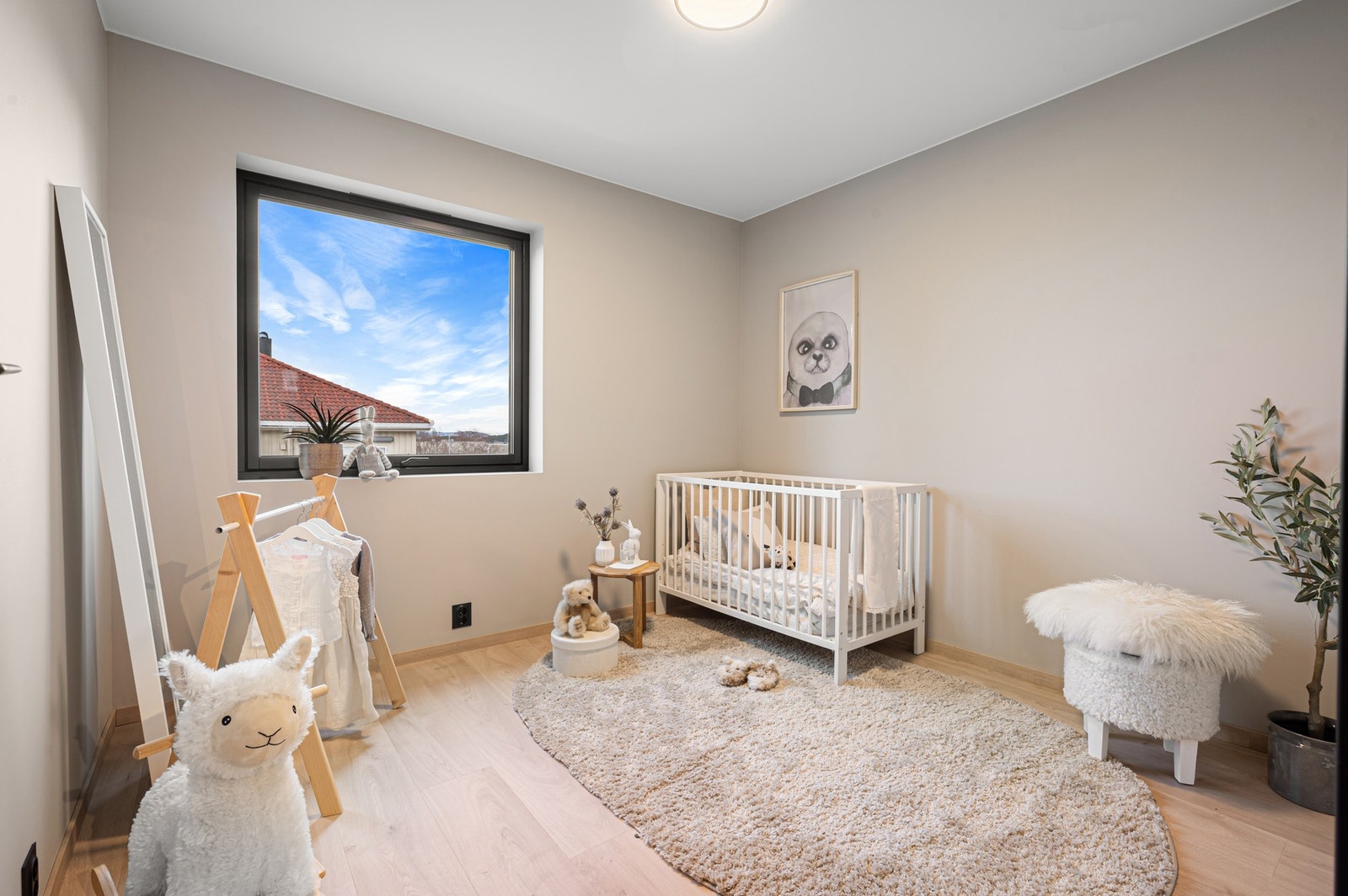 Soverom 2 er på 8 kvm og har god plass til seng av god størrelse, samt nattbord og garderobeløsning etter eget ønske. Galleribilde