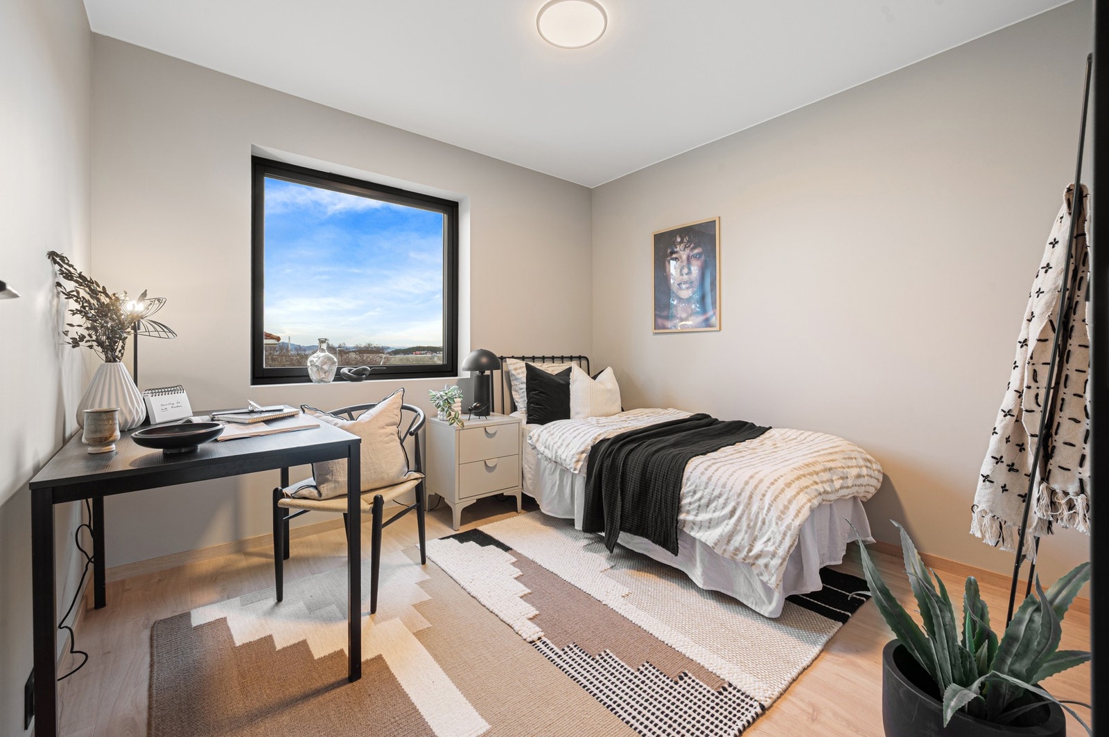 Soverom 3 er også 8 kvm stort. God plass til seng av god størrelse, samt nattbord og garderobeløsning etter eget ønske. Galleribilde