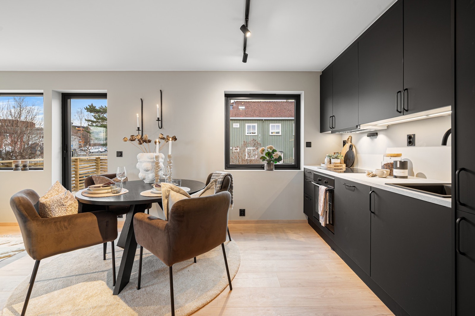 Stue og kjøkken er i en åpen løsning og rommer gode 32 kvm. Den åpne løsningen har naturlige soner for møblering. Galleribilde