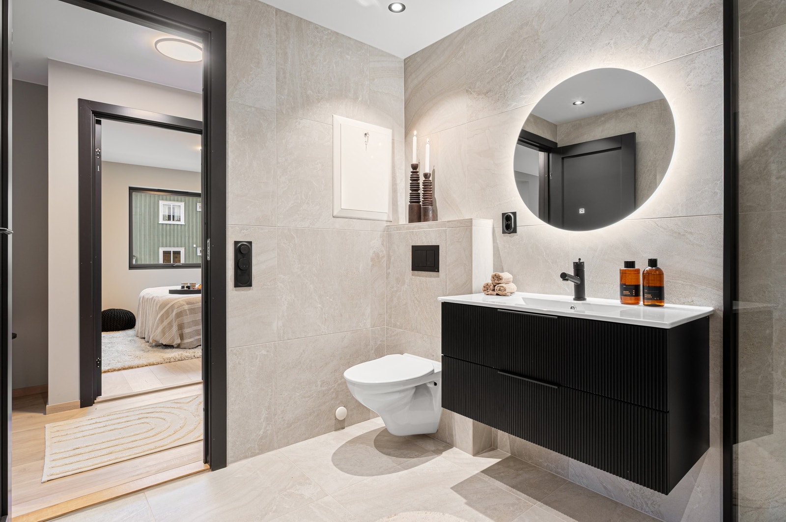 Rålekkert bad på 5,5 kvm med 60x60 fliser på både gulv og vegg. Badet er ubrukt, av høy standard og vurdert til TG 0 av takstmannen. Galleribilde